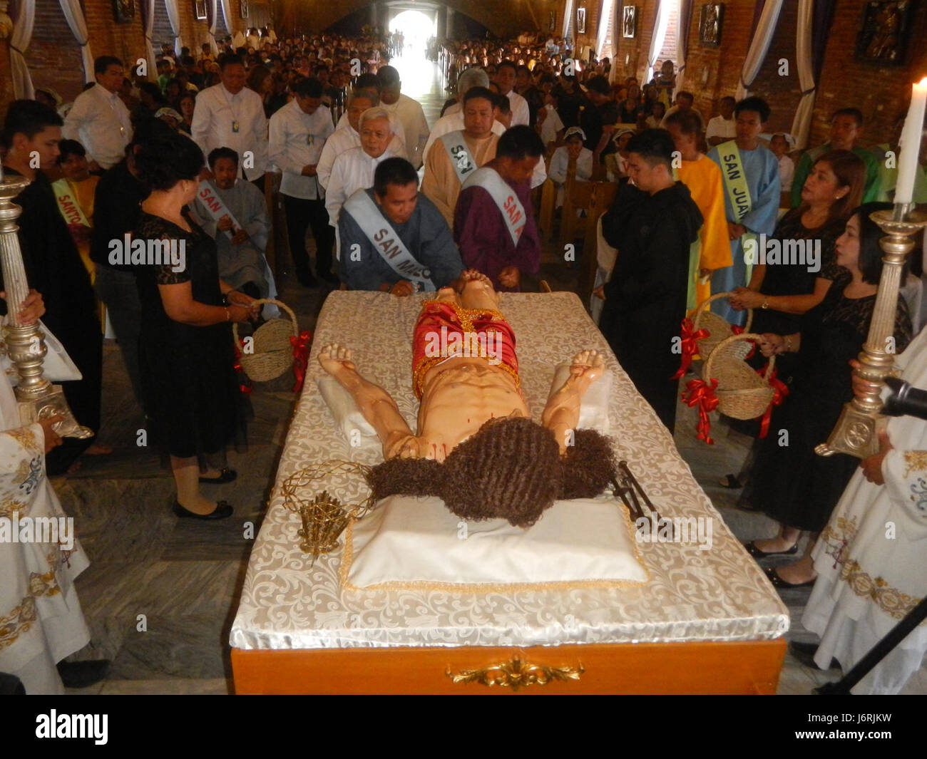 Das Bild bezieht sich auf das Karfreitagsereignis 2017 in der Kirche Santa Monica in Minalin, Pampanga, wo die Verehrung des Kreuzes stattfand, eine wichtige religiöse Zeremonie in der christlichen Tradition. Stockfoto