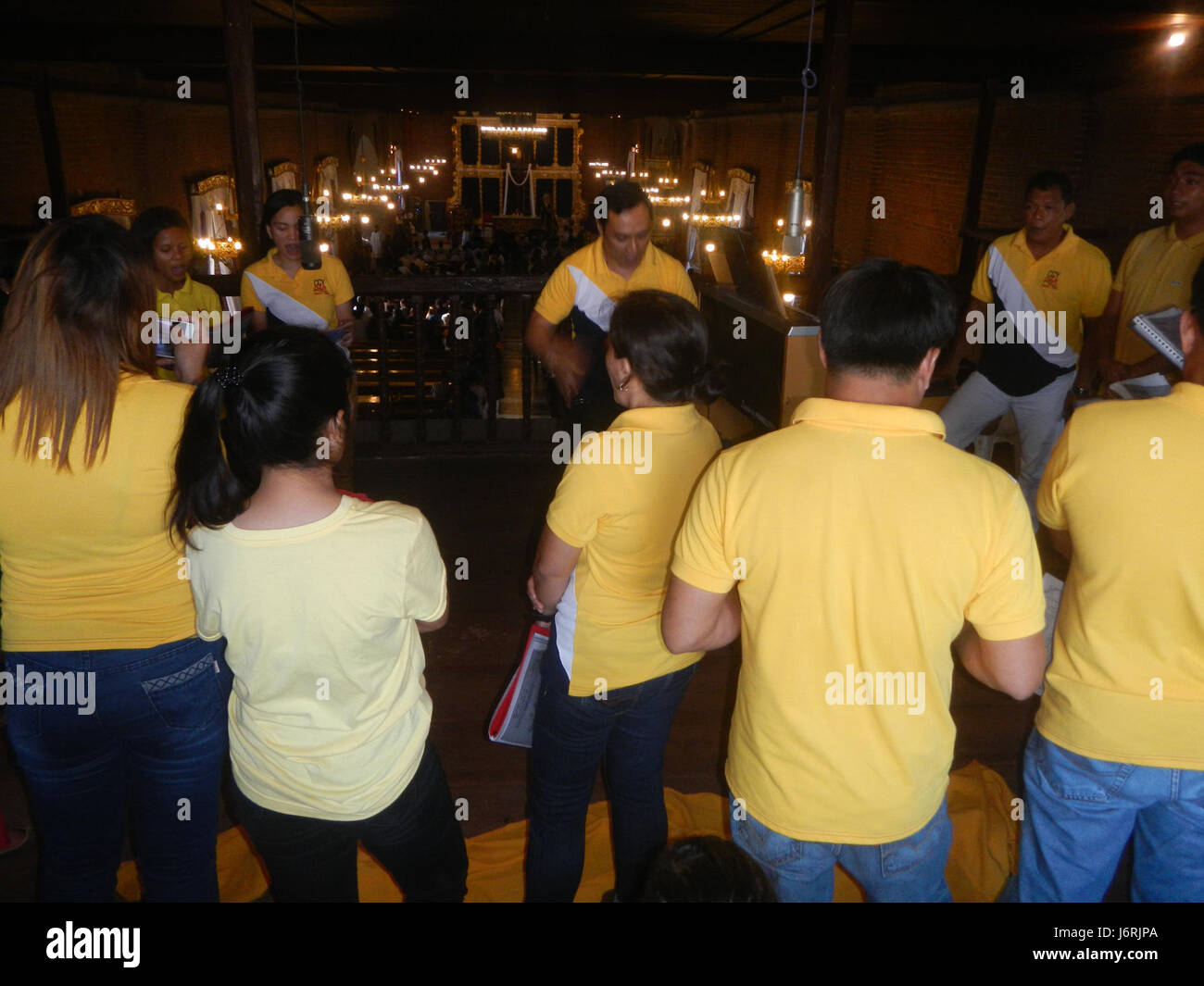 Das Karfreitagskreuz 2017 fand in der Kirche Santa Monica in Minalin, Pampanga, Philippinen statt, als Teil der religiösen Feier für Karfreitag, die philippinische katholische Traditionen hervorhob. Stockfoto