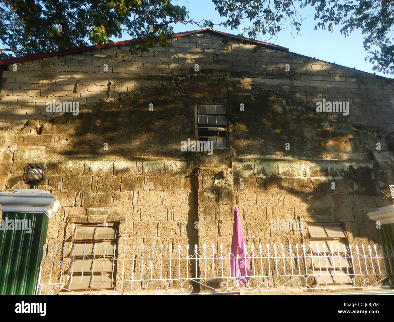 Das Karfreitagskreuz 2017 fand in der Santa Monica Church in Minalin, Pampanga, Philippinen statt. Es markiert die religiöse Feier des Karfreitags, wo die Gläubigen das Kreuz als Teil der christlichen Tradition verehren. Stockfoto