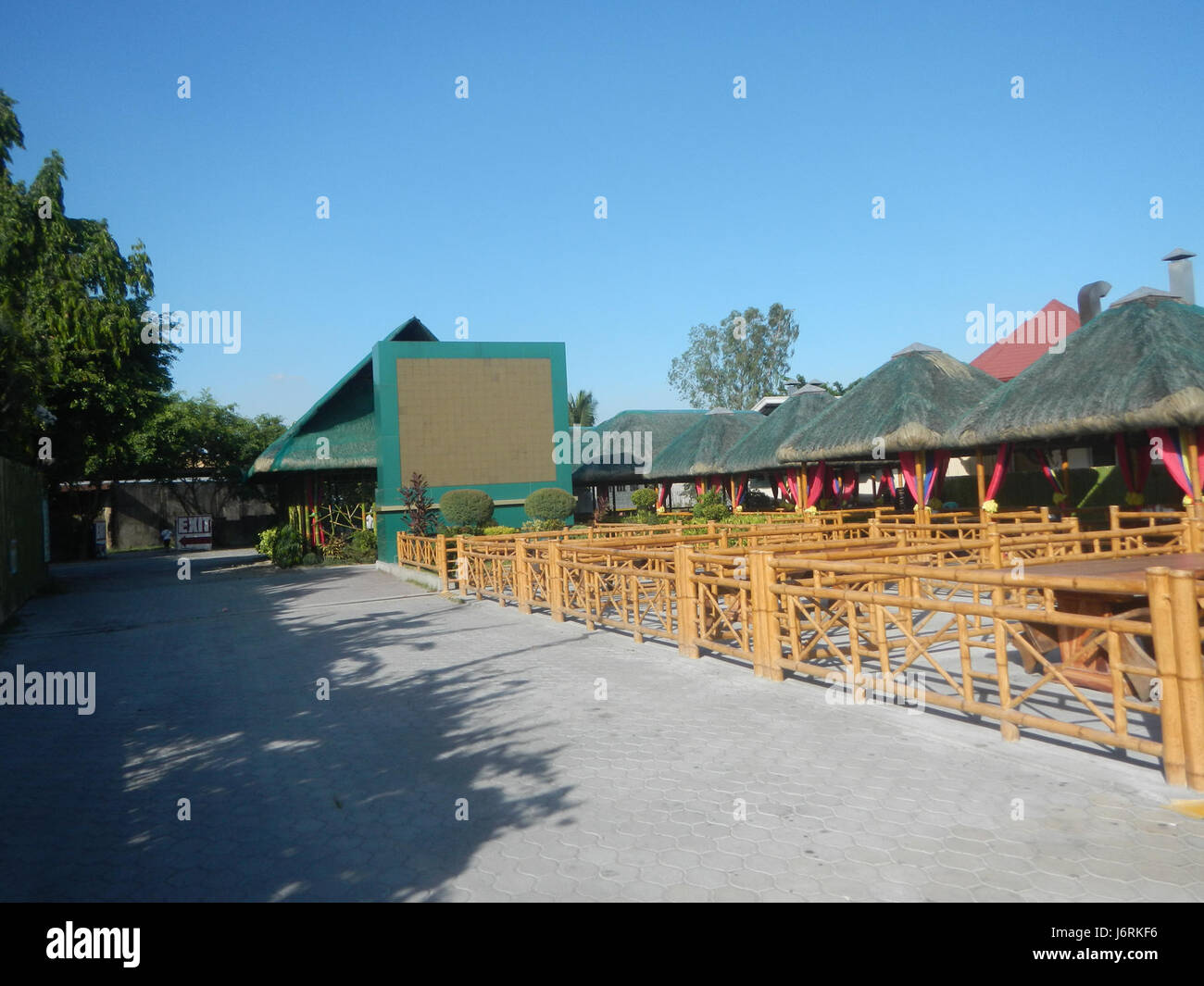 Ein Foto mit dem Titel „09749 Sea Oil Funnside“, das eine Szene aus San Matias, Santo Tomas, Pampanga darstellt, die eine Ölproduktion oder Industrieszene in der Region zeigt. Stockfoto