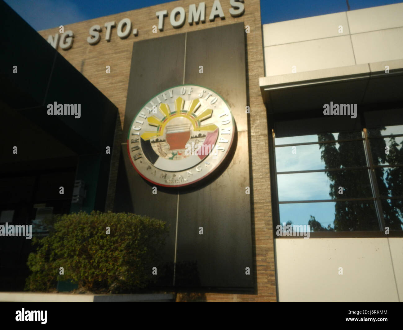 Die Diosdado Macapagal Municipal Hall befindet sich in Santo Tomas, Pampanga, Philippinen. Dieses Gebäude dient als Verwaltungszentrum der Stadt, benannt nach Diosdado Macapagal, dem 9. Präsidenten der Philippinen. Der Saal ist ein Schwerpunkt der lokalen Verwaltung und der öffentlichen Verwaltung. Stockfoto