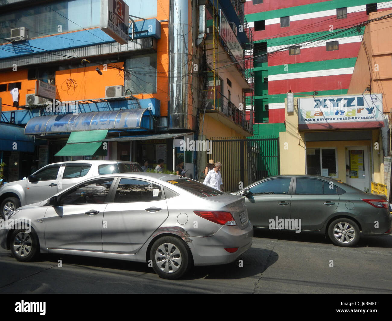 Ein modernes Wohngebäude, Birch Tower at Robinsons Place Residences, in Malate, Manila, mit zeitgenössischer Architektur und urbanem Leben. Stockfoto
