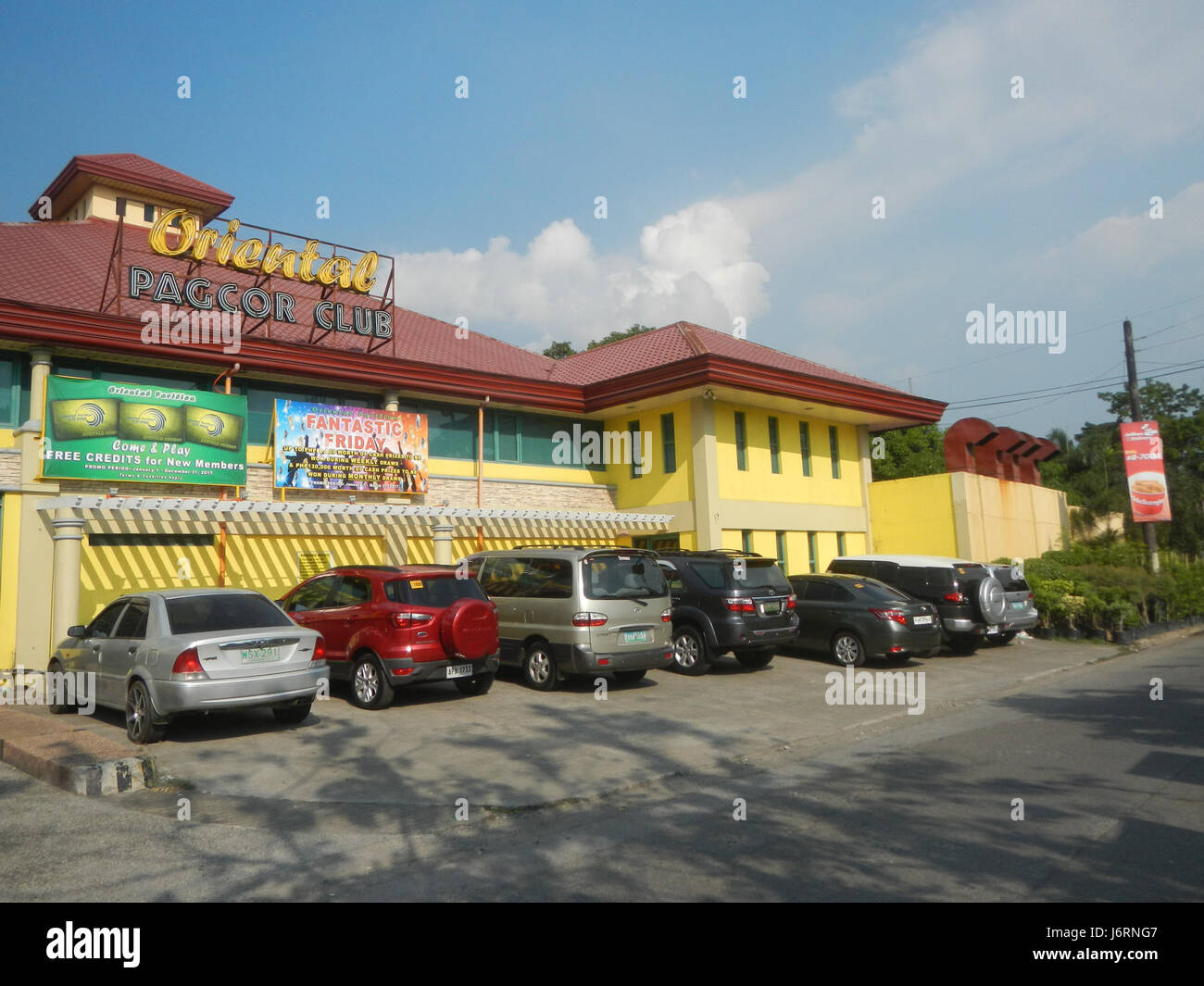 Dieses Bild zeigt den Oriental Pavillon im PAGCOR Club in Santa Cruz, Guiguinto, Bulacan, Philippinen und zeigt sein Design und seine Lage innerhalb der lokalen Unterhaltungs- und Kulturlandschaft. Stockfoto