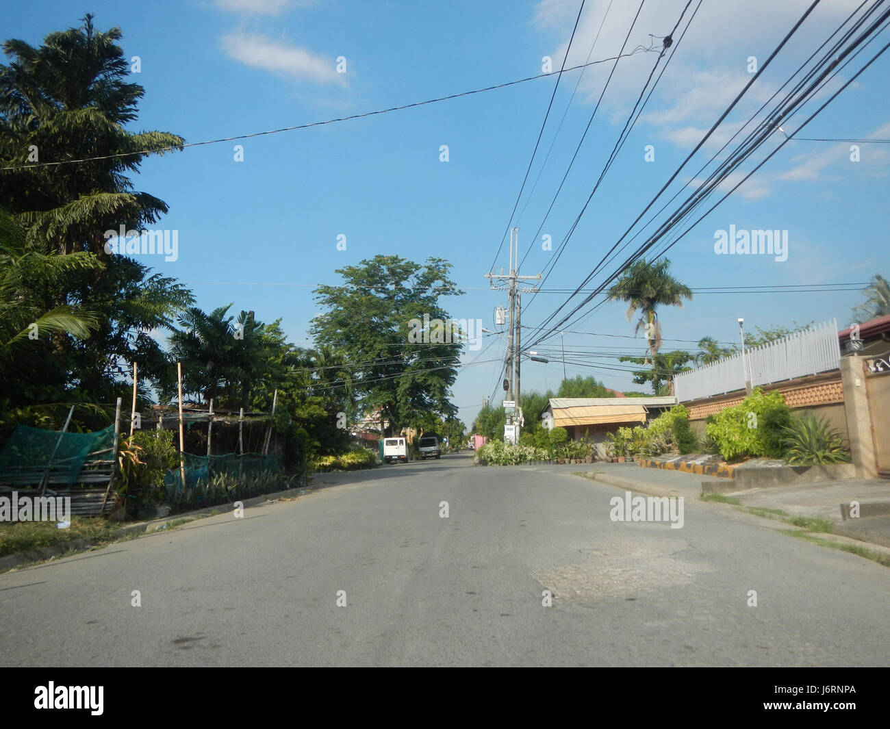 Dieser Eintrag bezieht sich auf die *Holy Family Church* und ihre Kapellen in Violeta Village, Santa Cruz, Guiguinto, Bulacan. Es zeigt die religiösen und gemeinschaftlichen Dienste, die an diesem Ort angeboten werden. Stockfoto