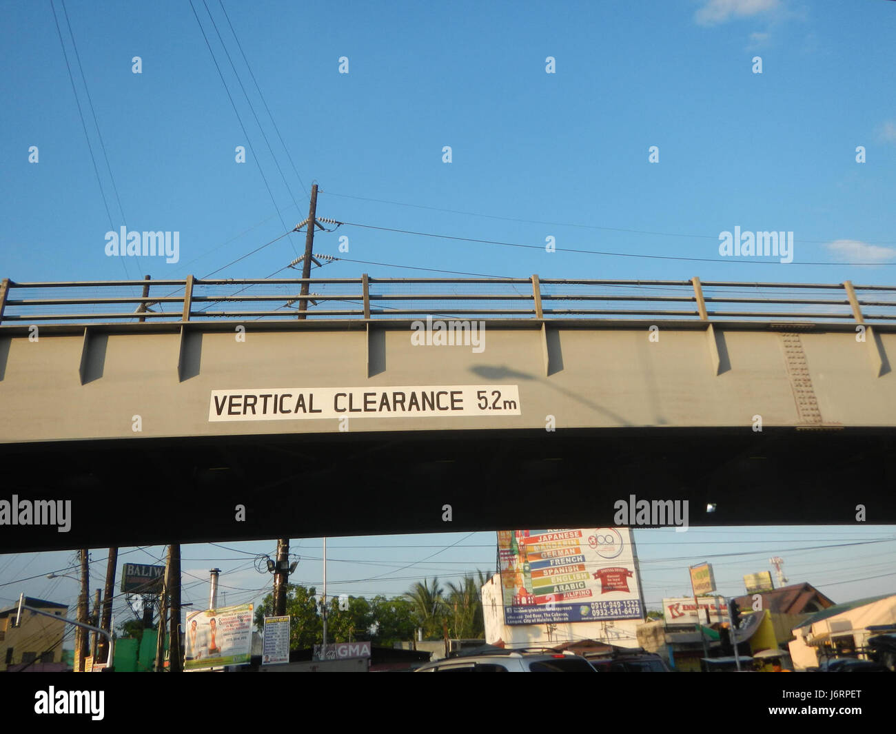 Das Foto zeigt die Überführungsbrücke von Malolos City entlang des MacArthur Highway in Bulacan und zeigt die Verkehrsinfrastruktur der Region. Stockfoto