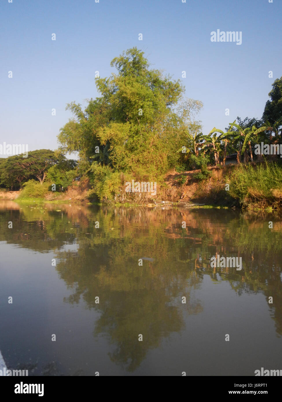 Dieser Titel hebt die Flussviertel in Calumpit, Bulacan und Apalit in Pampanga hervor, wobei der Schwerpunkt auf die natürliche Schönheit der Flüsse gelegt wird, vor allem unter dem Hintergrund des klaren blauen Himmels. Die Region ist bekannt für ihre landschaftlich reizvollen Landschaften und ihre landwirtschaftliche Bedeutung, die zur ländlichen Wirtschaft und lokalen Ökologie beitragen. Stockfoto