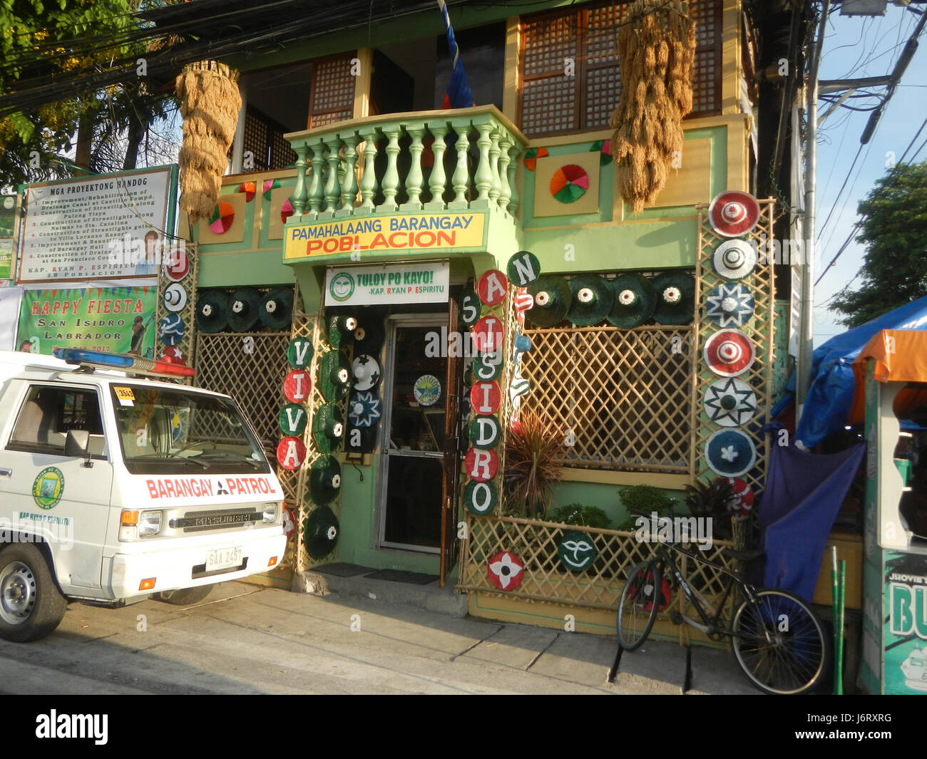 Dieser Eintrag bezieht sich wahrscheinlich auf die Pulilan Central School in Pulilan, Bulacan, Philippinen, mit bemerkenswerten Wahrzeichen wie der Champagne Palme und dem nahegelegenen Fluss. Stockfoto