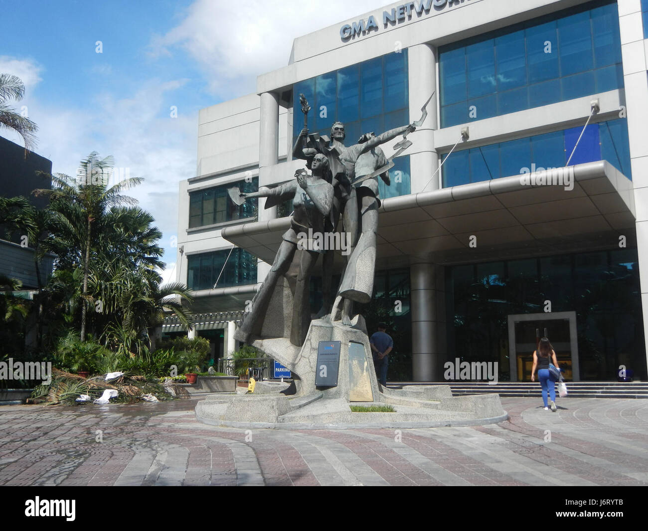Dieses Bild zeigt den Walk of Fame des GMA Network Center, ein beliebtes Wahrzeichen auf den Philippinen, das bedeutende Persönlichkeiten aus dem Bereich Unterhaltung und Medien ehrt. Stockfoto