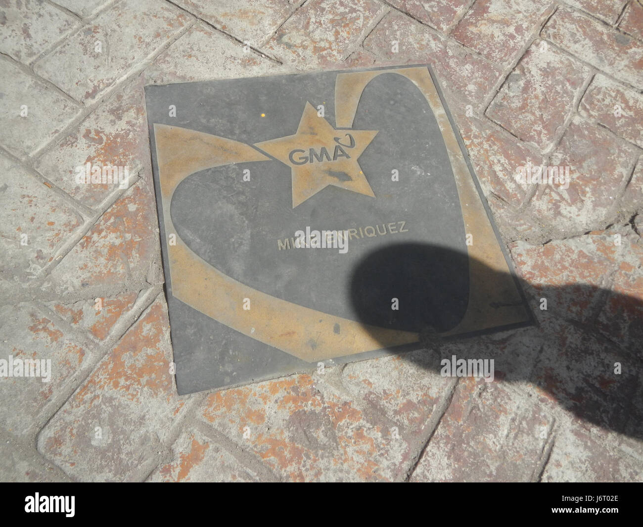 Dieses Bild bezieht sich auf den Walk of Fame im GMA Network Center, einem bekannten Medien- und Unterhaltungsunternehmen auf den Philippinen. Der Walk of Fame ehrt herausragende Persönlichkeiten der Unterhaltungsbranche. Stockfoto