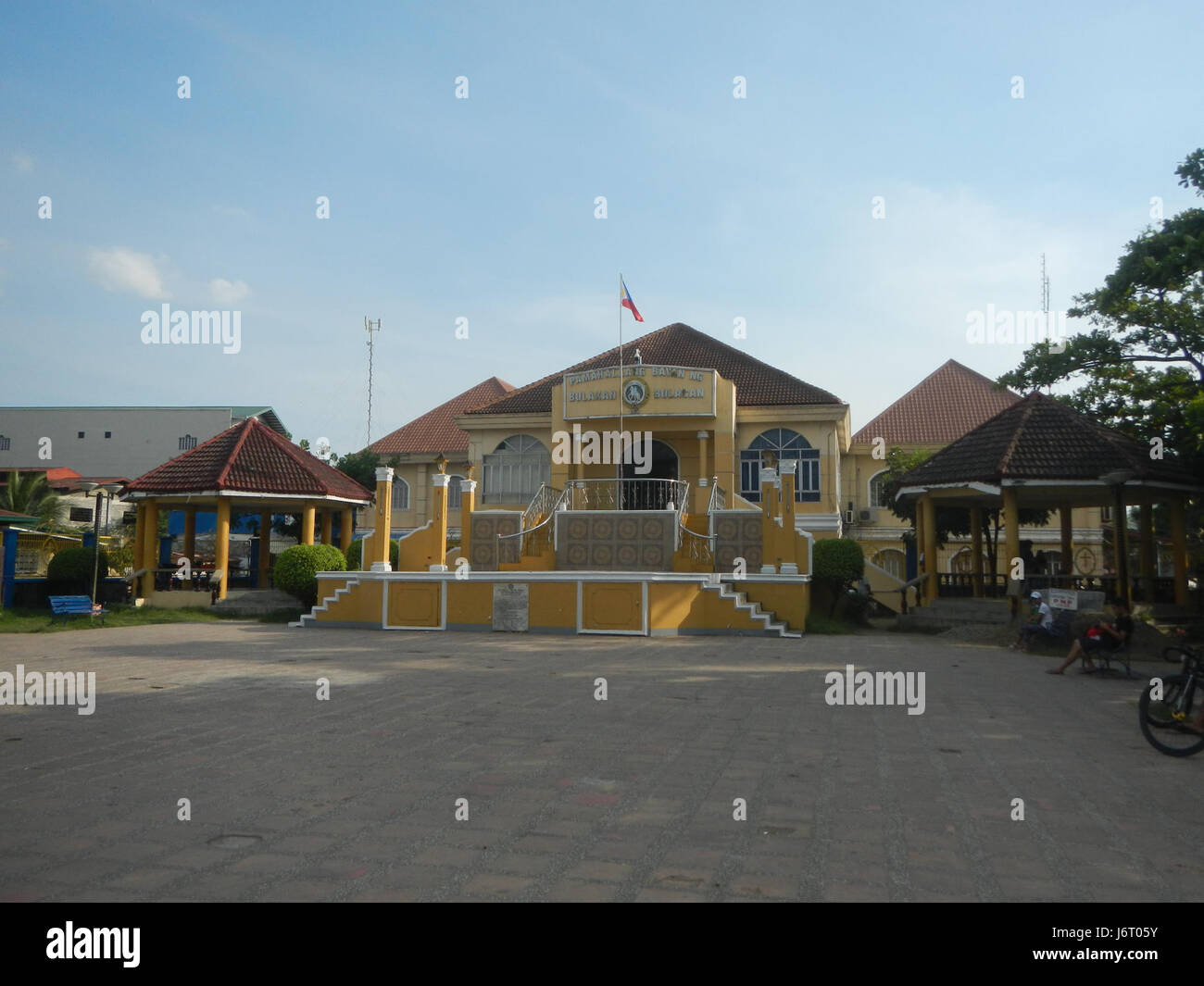 Die Bulacan Municipal Hall in Bulacan auf den Philippinen ist das Verwaltungszentrum der Provinz. Sie dient als Drehscheibe für die Aktivitäten der lokalen Gebietskörperschaften und ist ein bedeutender Meilenstein in der Region und spielt eine Schlüsselrolle bei der Regierungsführung der Provinzen. Stockfoto