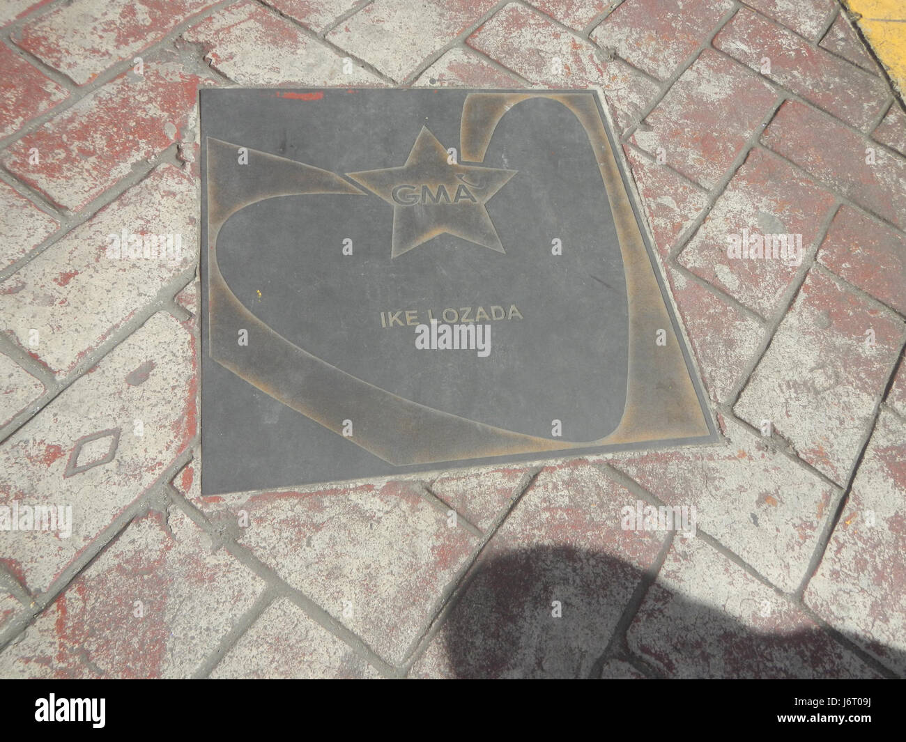 Das GMA Network Center in Quezon City, Philippinen, ist die Heimat des GMA Walk of Fame, eine Hommage an bedeutende philippinische Persönlichkeiten aus der Unterhaltungsbranche. Stockfoto