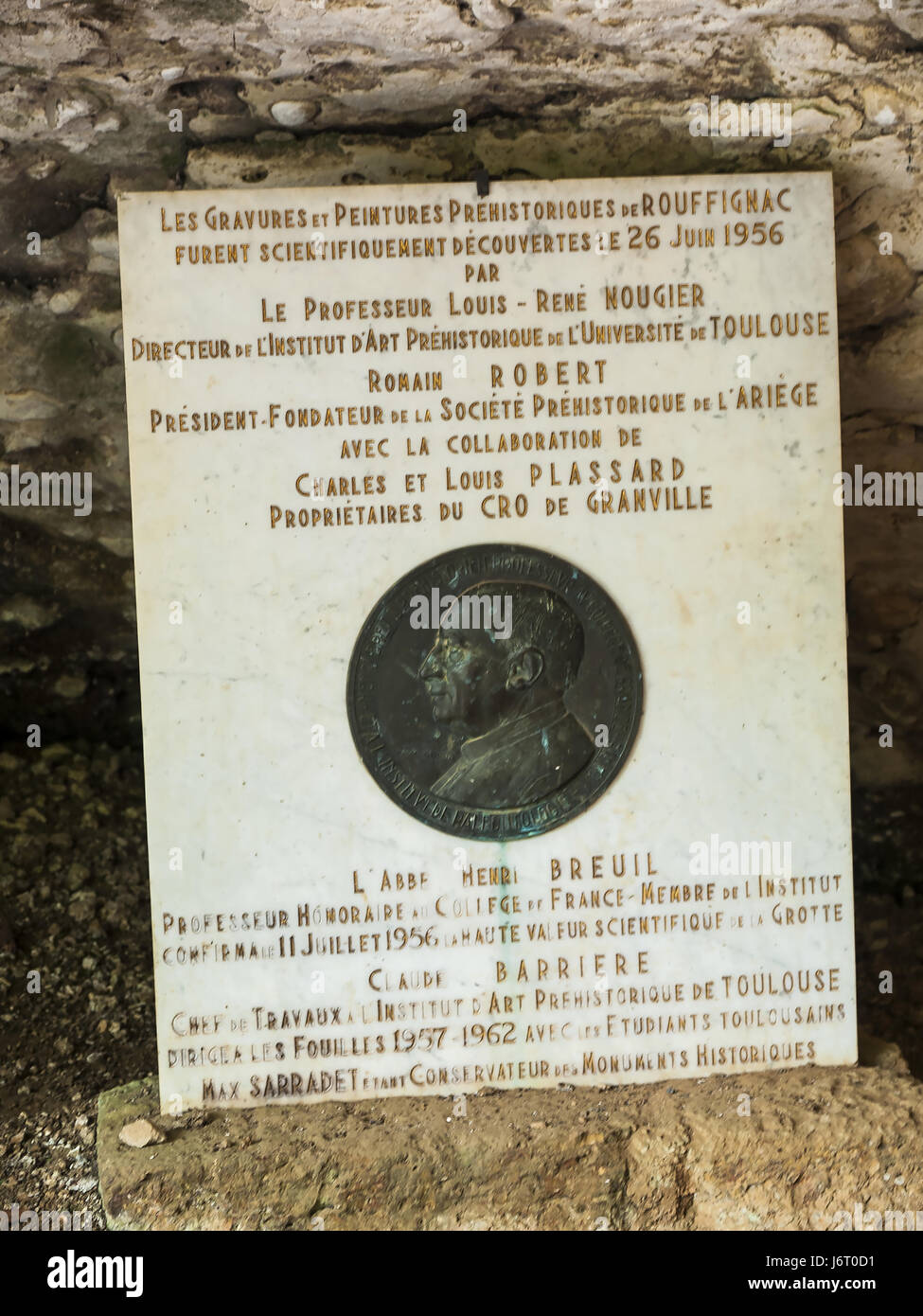 Plakette zum Gedenken an die Entdeckung der Altsteinzeit Höhle Kunst in Rouffignac, Dordogne, Frankreich Stockfoto