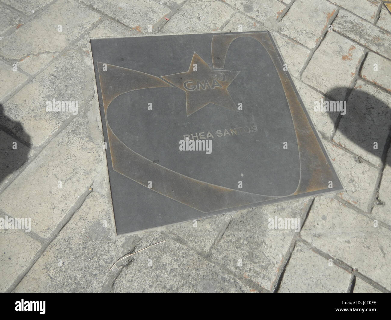 Der Walk of Fame des GMA Network Center ist eine Hommage an bekannte Persönlichkeiten der philippinischen Unterhaltungsbranche, die Erfolge in Fernsehen und Film hervorhebt. Stockfoto