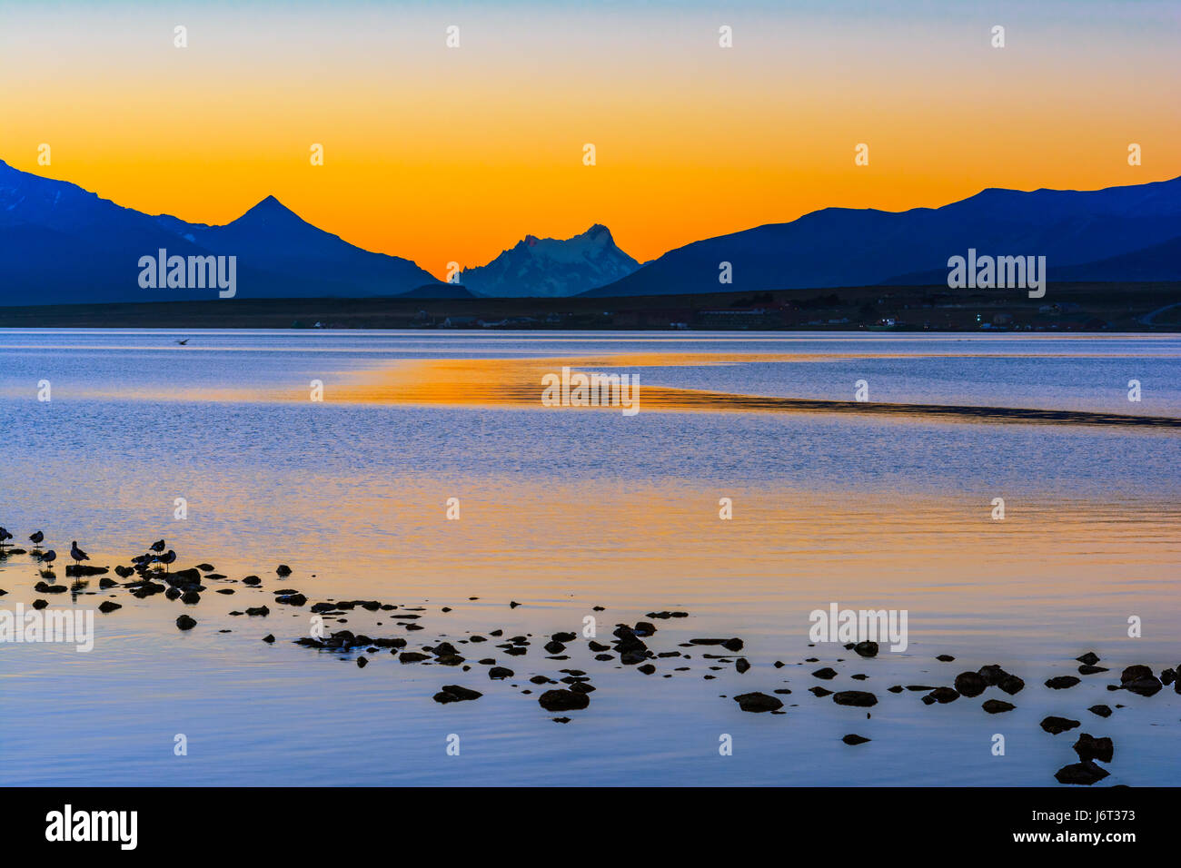 Der Golfregion Almirante Montt, Puerto Natales, Chile - Pazifik Gewässer in Chile, Patagonien, Magallanes Region bei Sonnenuntergang Stockfoto