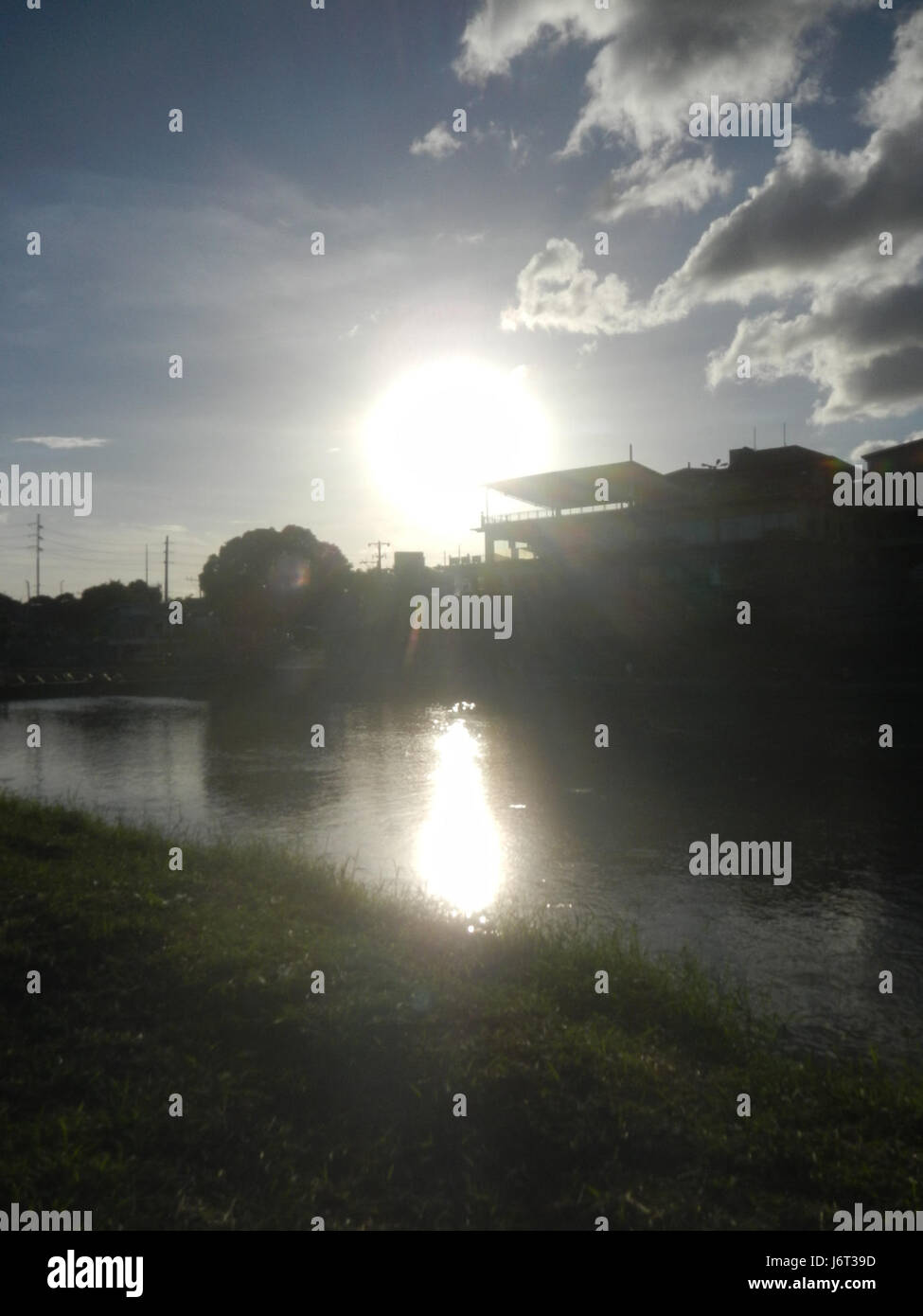 Der Marikina River Park ist ein öffentlicher Bereich entlang des Marikina River mit Sehenswürdigkeiten wie Barangka und Calumpang in der Umgebung. Es ist ein wichtiger Erholungs- und historischer Ort in der Region. Stockfoto Der Marikina River Park ist ein öffentlicher Bereich entlang des Marikina River mit Sehenswürdigkeiten wie Barangka und Calumpang in der Umgebung. Es ist ein wichtiger Erholungs- und historischer Ort in der Region. Stockfoto