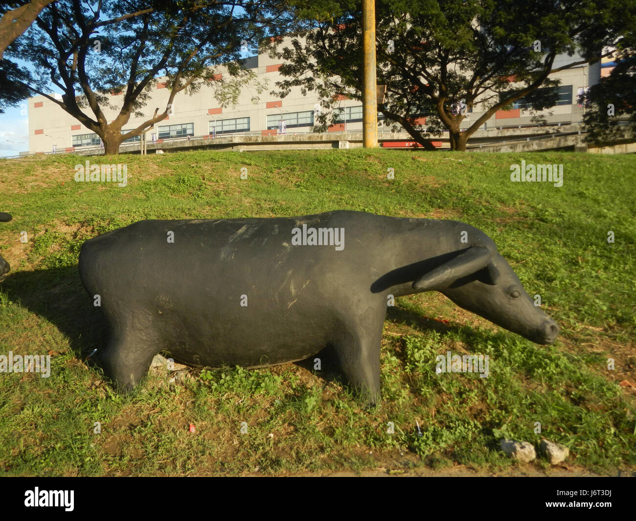 Die Carabaos-Statuen im Marikina River Park sind symbolische Darstellungen des Karabaos, des Nationaltiers der Philippinen, und sind ein ikonisches Merkmal des Parks, das die philippinische landwirtschaftliche Tradition feiert. Stockfoto