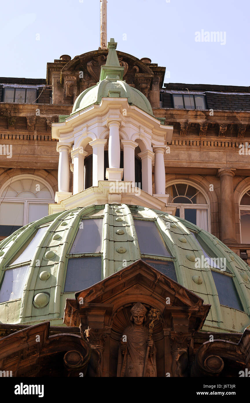 Viktorianische Architektur, Glasgow, Schottland: die Statue von St. Mungo und Kuppel der ehemaligen Glasgow Savings Bank jetzt ein Zweig der Stichsäge Stockfoto