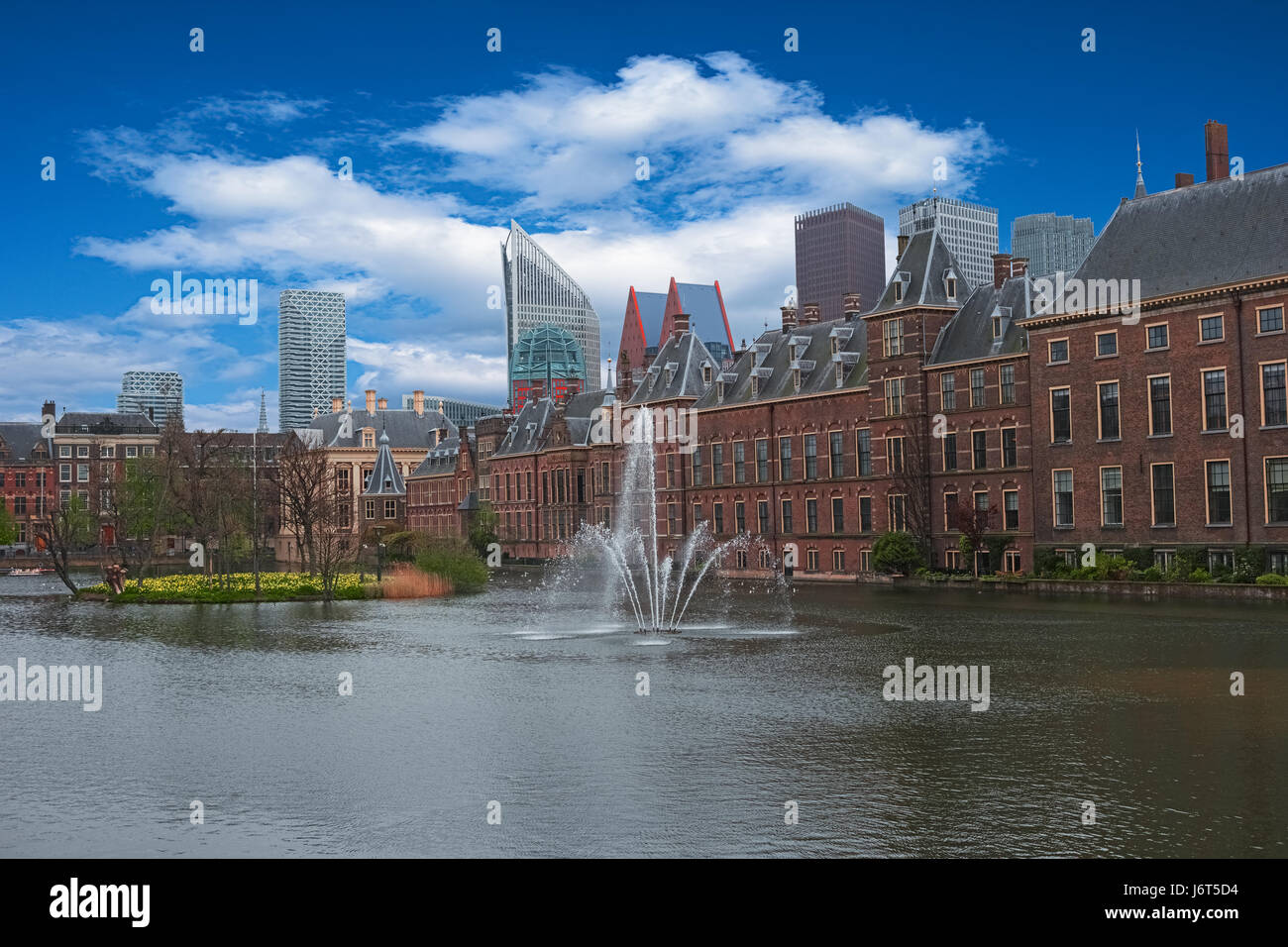 Stadt Zentrum von den Haag, Niederlande, Europa. Palast der Binnenhof in Den Haag. Das niederländische Parlament und Hofvijer Teich. Stadtbild von den Haag. Skyline, Stockfoto