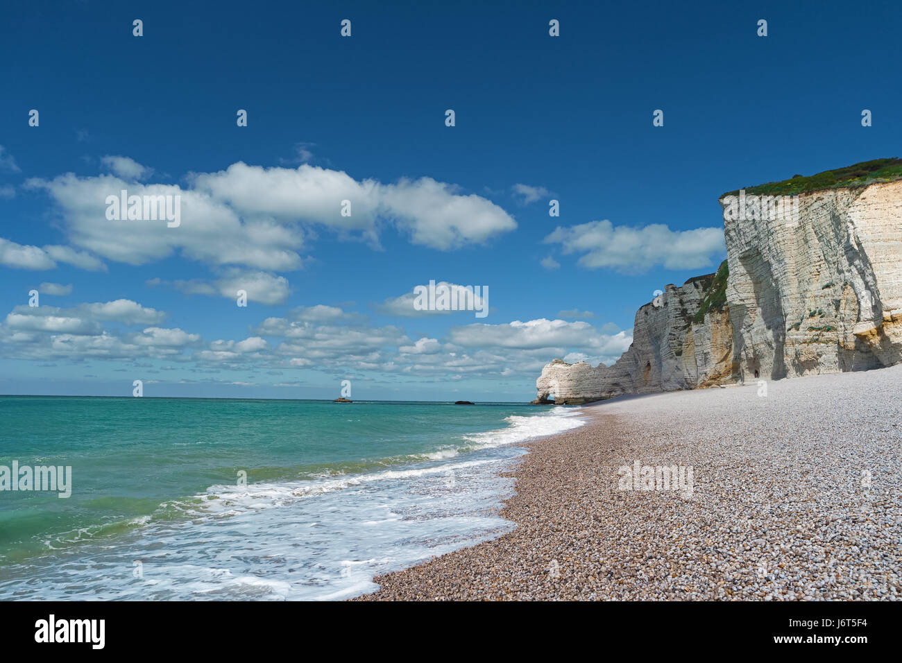 Blaues Meer, Kieselstrand und Klippen von Etretat, Frankreich, Europa. Beliebtes Wahrzeichen, beliebtes Ausflugsziel der Normandie. Schöne Sommerlandschaft, Seelandschaft. Stockfoto