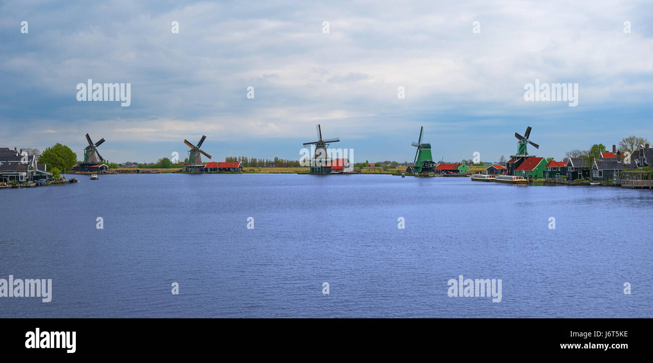 Panorama der Zaanse Schans Windmühlen und Wasserkanal, Nord-Holland, Niederlande, Europa. Blick auf holländischen Mühlen in berühmten authentischen Dorf, Stockfoto
