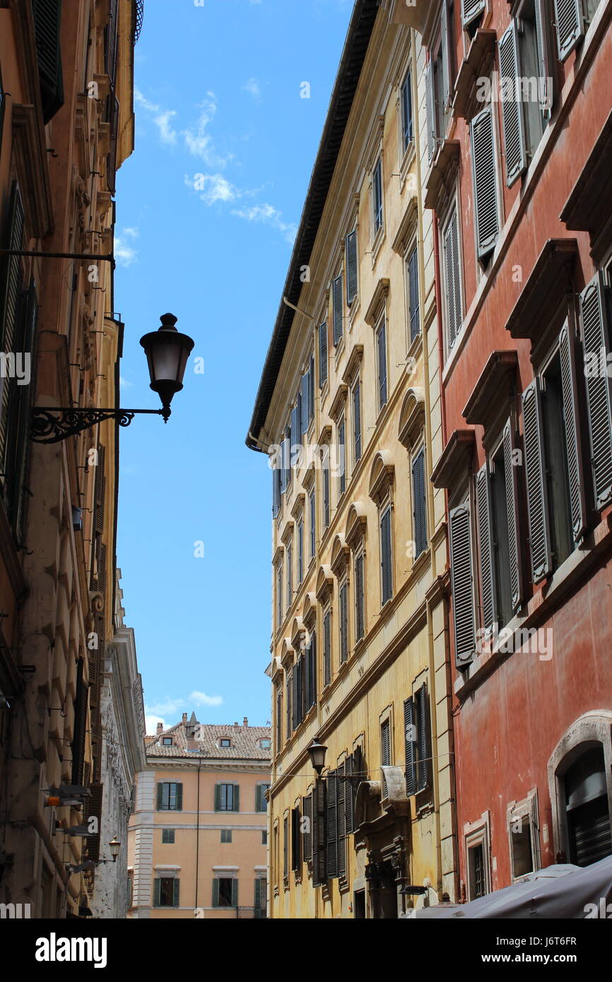 Enge Nachbarschaft mit engen Gassen und bunten Gebäude in Rom Stockfoto