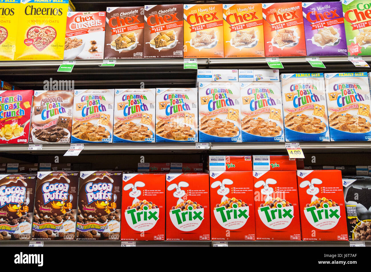 Boxen Frühstückszerealien auf Regalen in einem Lebensmittelgeschäft Stockfoto