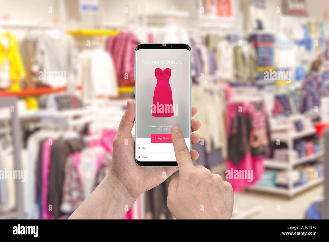 Frau wählen Kleid, Größe und Farbe mit Handy App moderne flache Oberfläche. Bekleidungsgeschäft im Hintergrund. Stockfoto