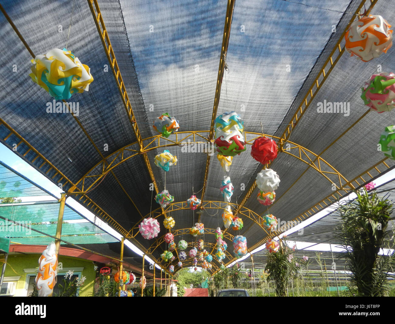 Eine Sammlung von „Golden Bloom Orchideen“ Puzzle-Lampen, hergestellt in Maginao, San Rafael, Bulacan, Philippinen. Diese handgefertigten Lampen zeigen das Können lokaler Handwerker bei der Gestaltung komplizierter, von der Natur inspirierter Designs. Stockfoto