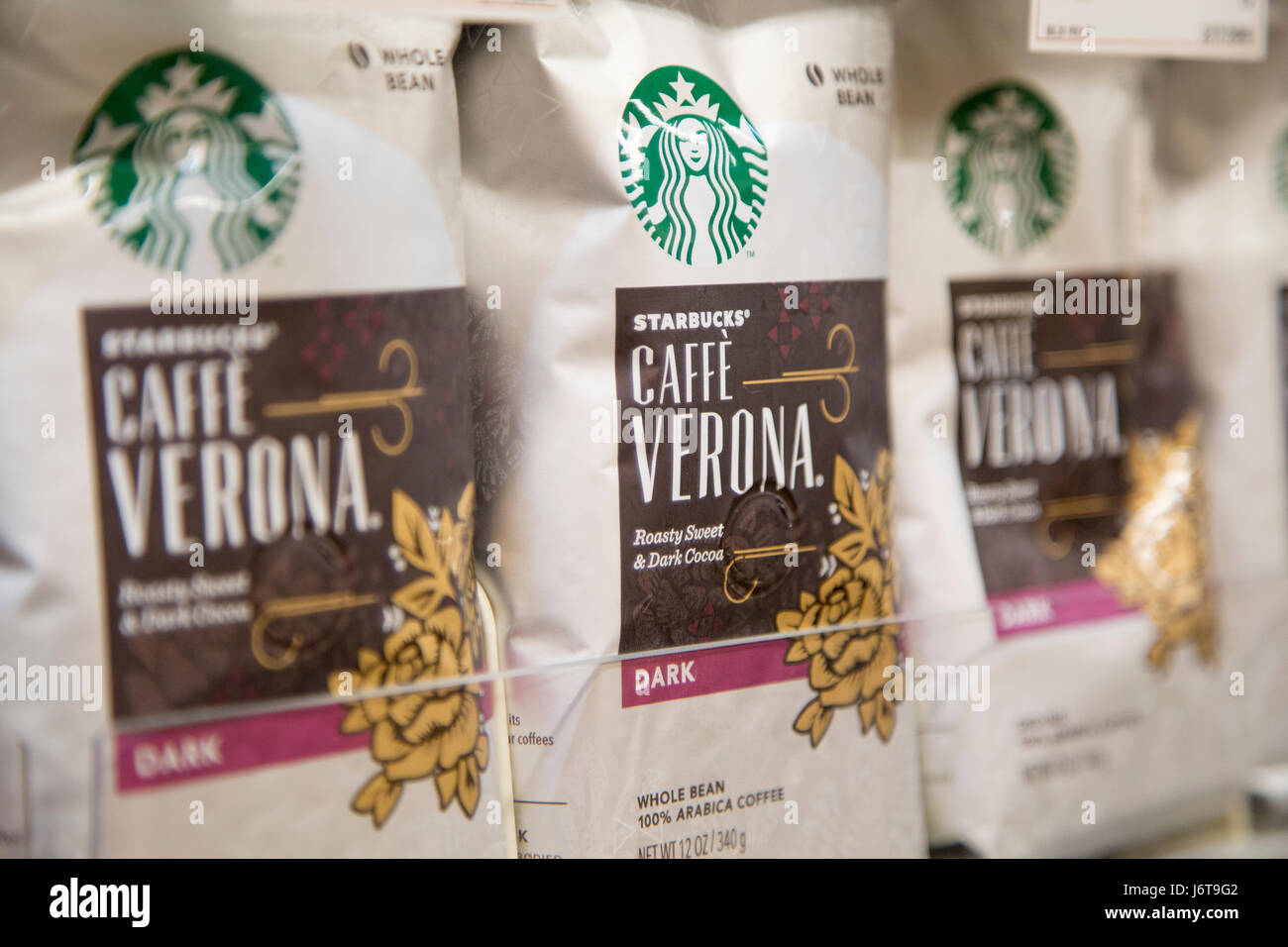 Taschen von Starbucks Marke Caffe Verona ganze Bohne Kaffee auf die Haltbarkeit der ein Lebensmittelgeschäft Stockfoto