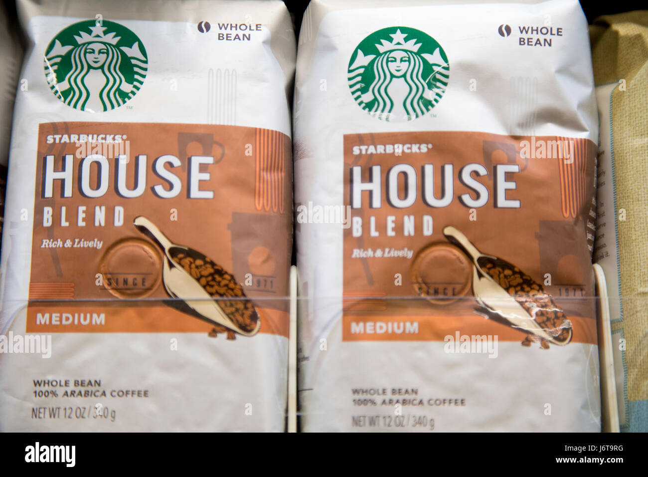 Taschen der Marke Starbucks House Blend ganze Bohne Kaffee auf die Haltbarkeit der ein Lebensmittelgeschäft Stockfoto