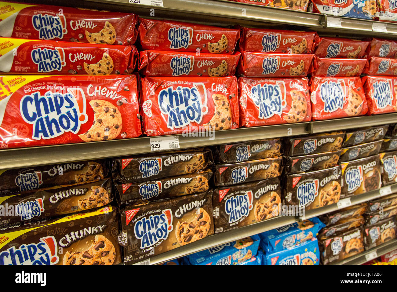 Taschen von Chips Ahoy Marke Chocolate Chip Cookies auf den Regalen der