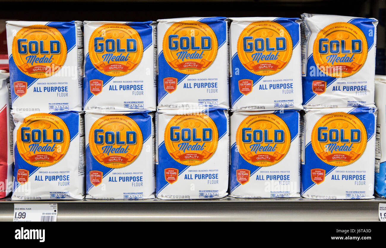 Beutel mit Gold Medal alle Zweck Mehl auf die Haltbarkeit der ein Lebensmittelgeschäft Stockfoto