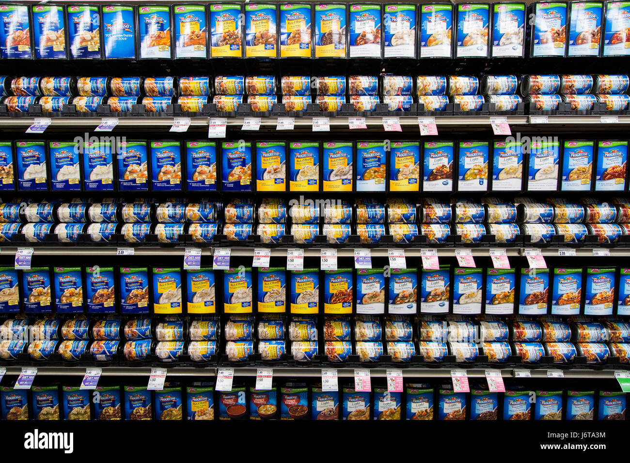 Reihen von Progresso Marke Suppendosen in einem Display im Lebensmittelgeschäft Stockfoto