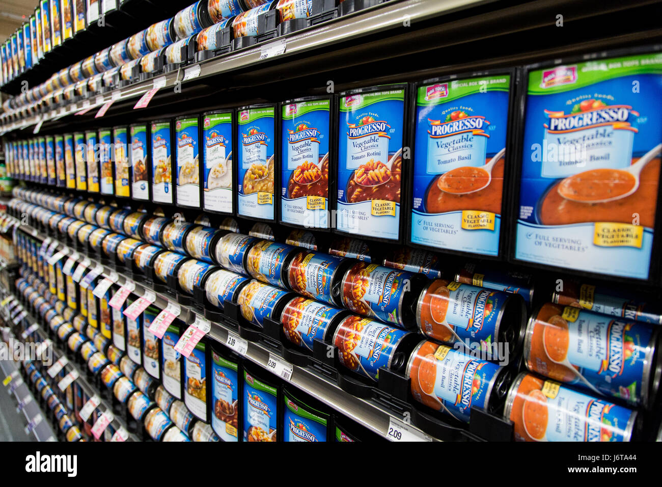 Reihen von Progresso Marke Suppendosen in einem Display im Lebensmittelgeschäft Stockfoto