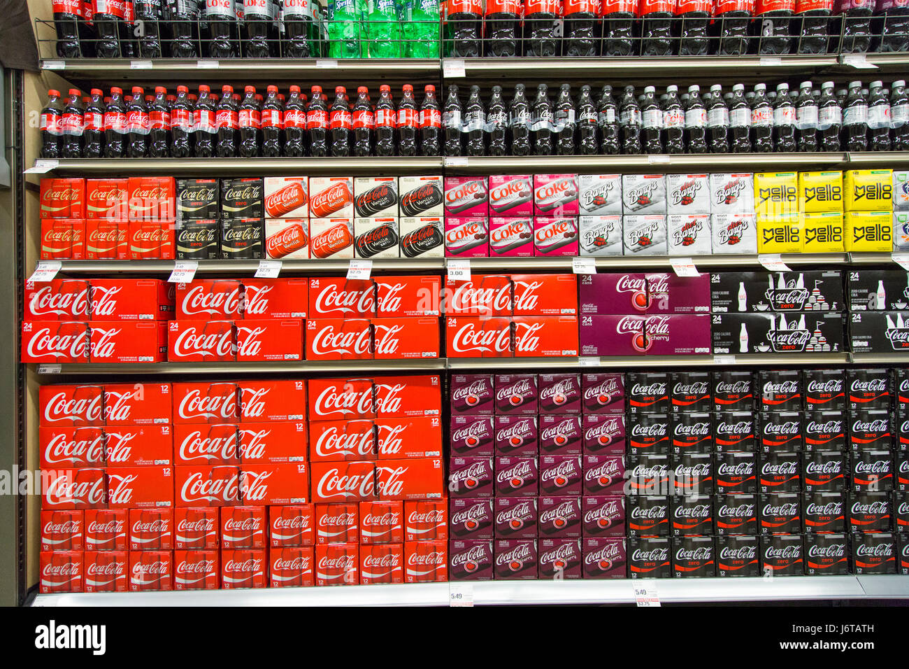 Ein großes Display Name Marke Soda auf dem Display zum Verkauf an einen Supermarkt Stockfoto