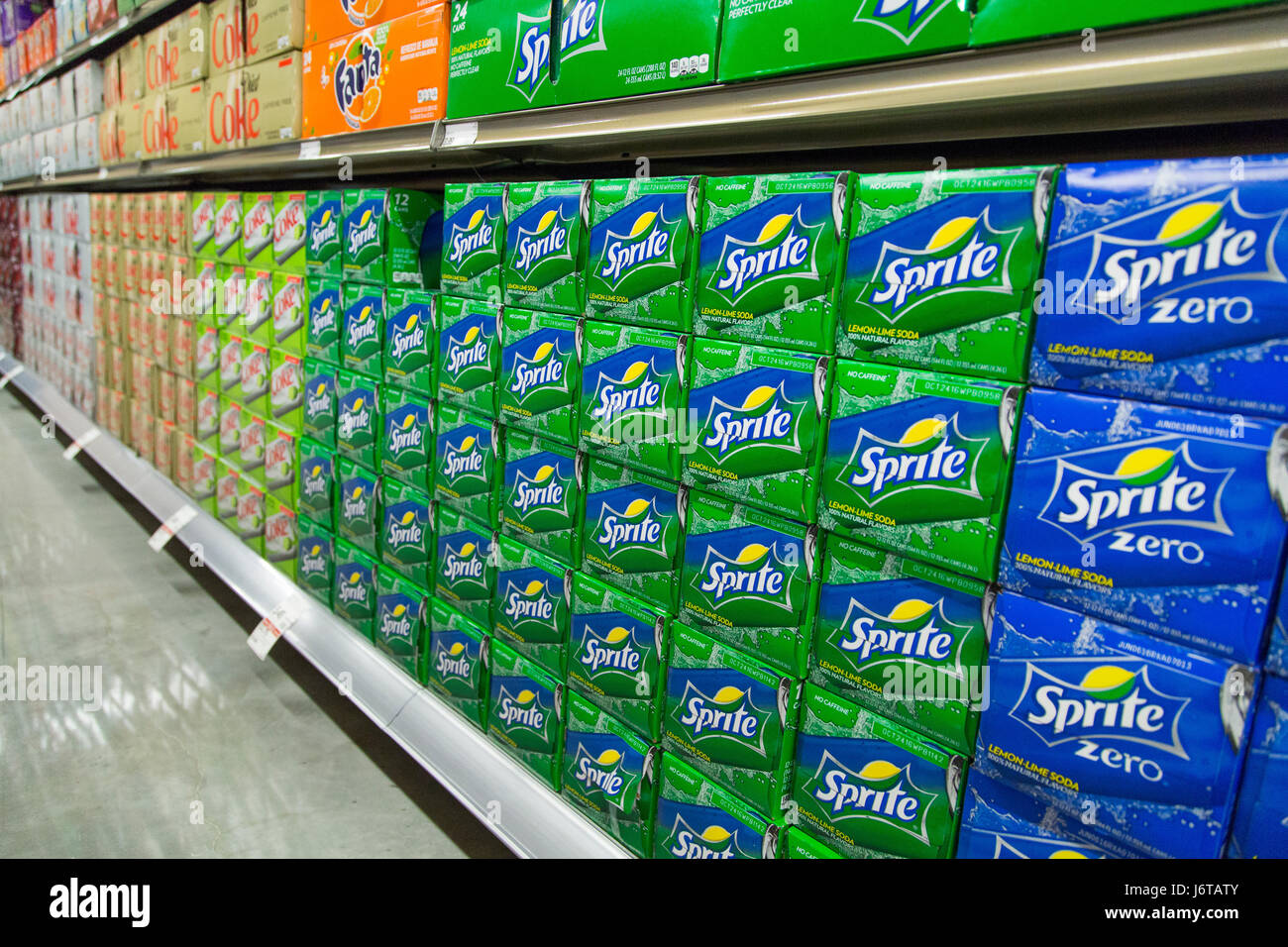 Ein großes Display Name Marke Soda auf dem Display zum Verkauf an einen Supermarkt Stockfoto