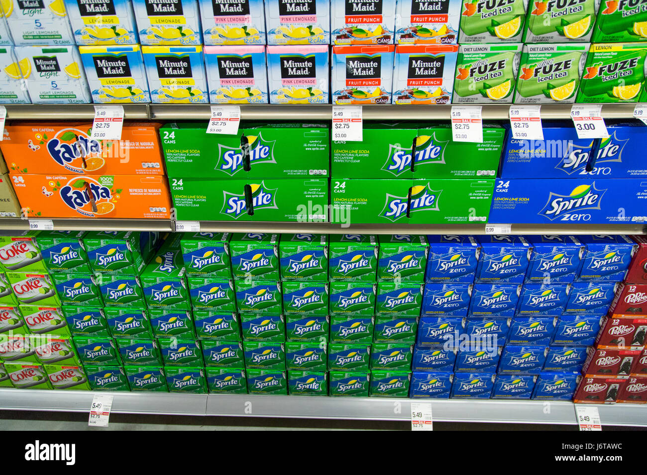 Ein großes Display Name Marke Soda auf dem Display zum Verkauf an einen Supermarkt Stockfoto