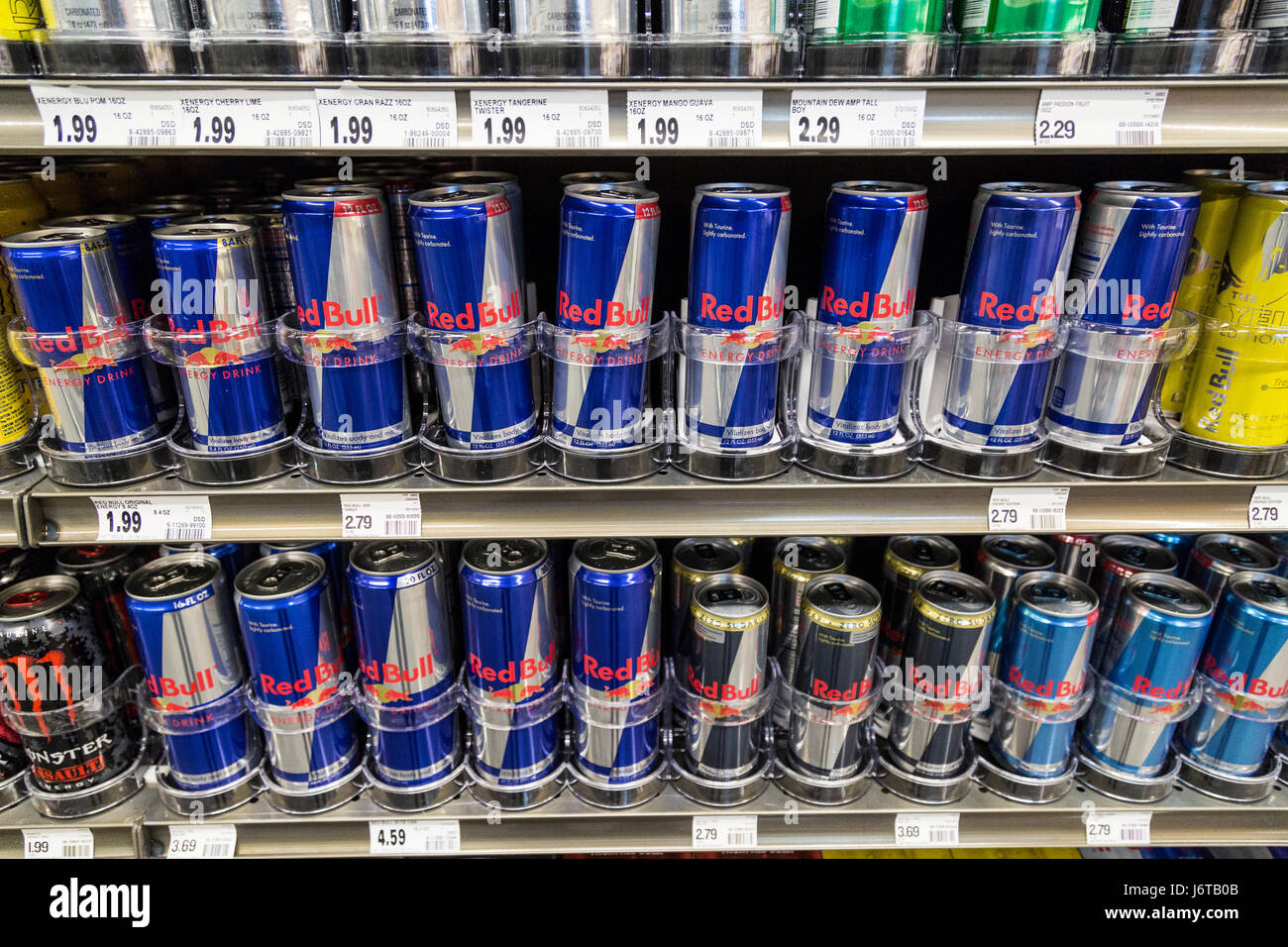 Dosen Red Bull Energy Drink in den Regalen der ein Lebensmittelgeschäft Stockfoto