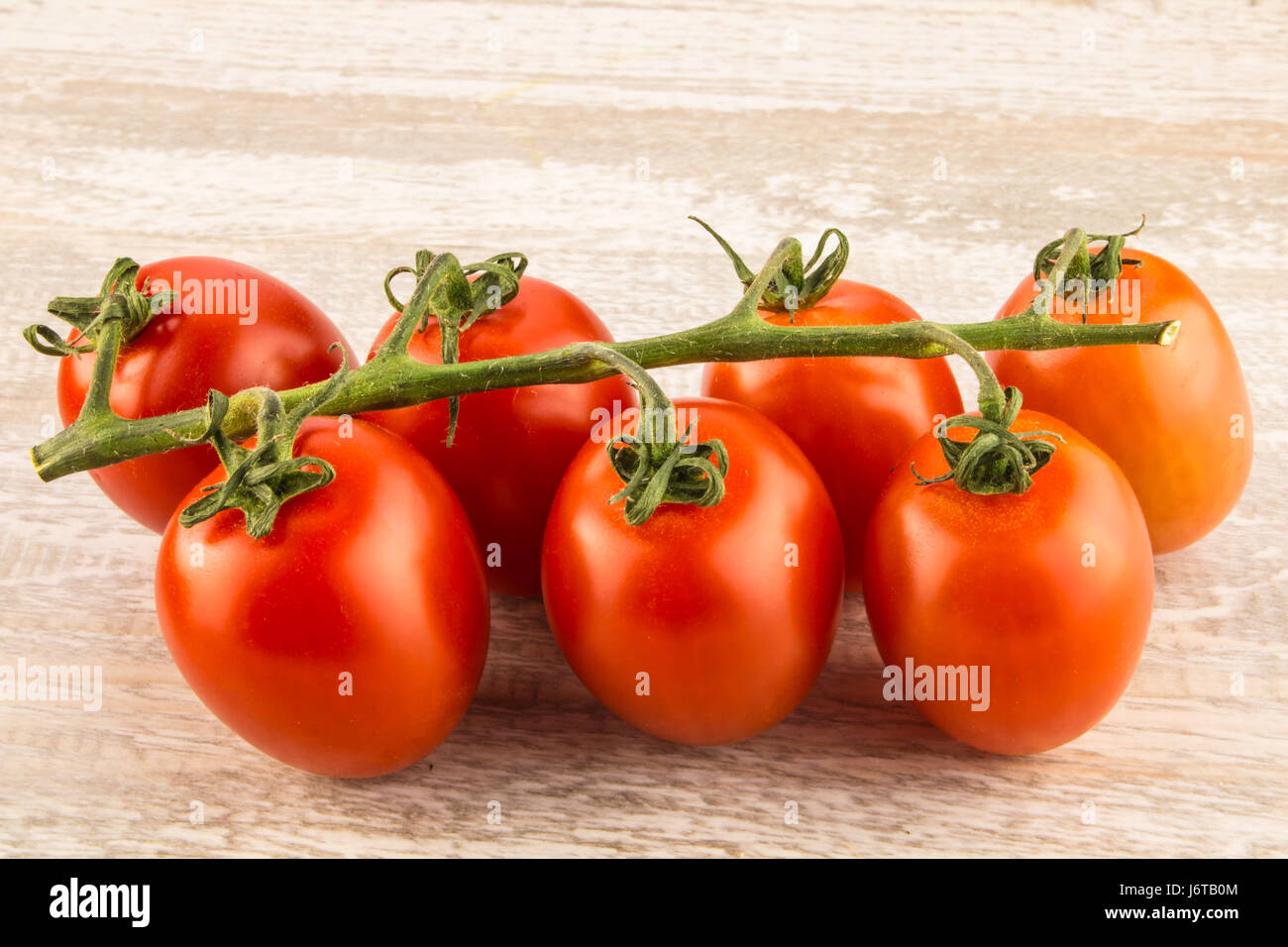 Tomaten auf einem weißen Hintergrund Holz hautnah Stockfoto
