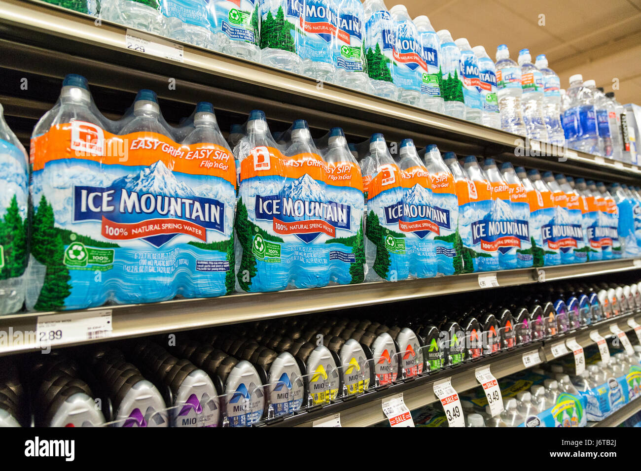 Pakete von Ice Mountain Marke Wasserflaschen sitzen in den Regalen der ein Lebensmittelgeschäft Stockfoto