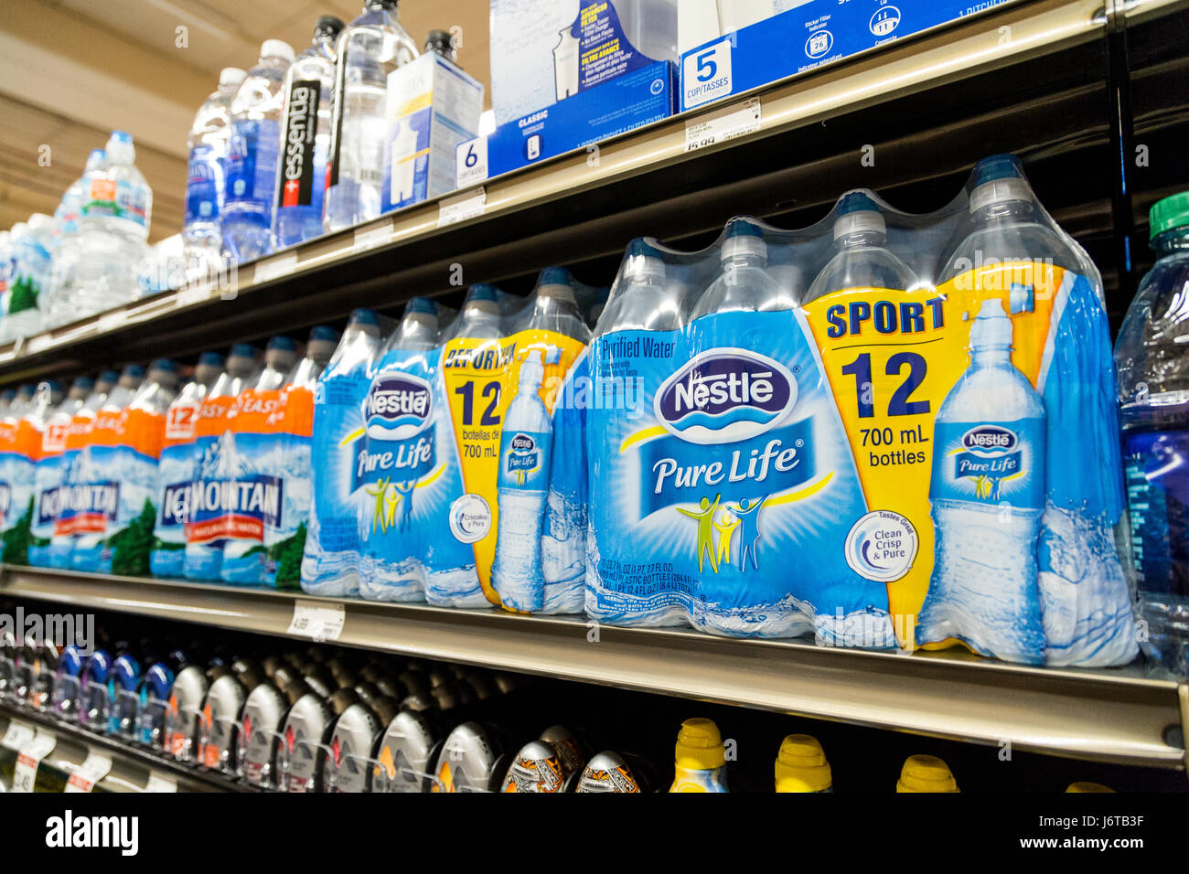 Pakete von Nestlé Pure Life Marke Wasserflaschen sitzen in den Regalen der ein Lebensmittelgeschäft Stockfoto