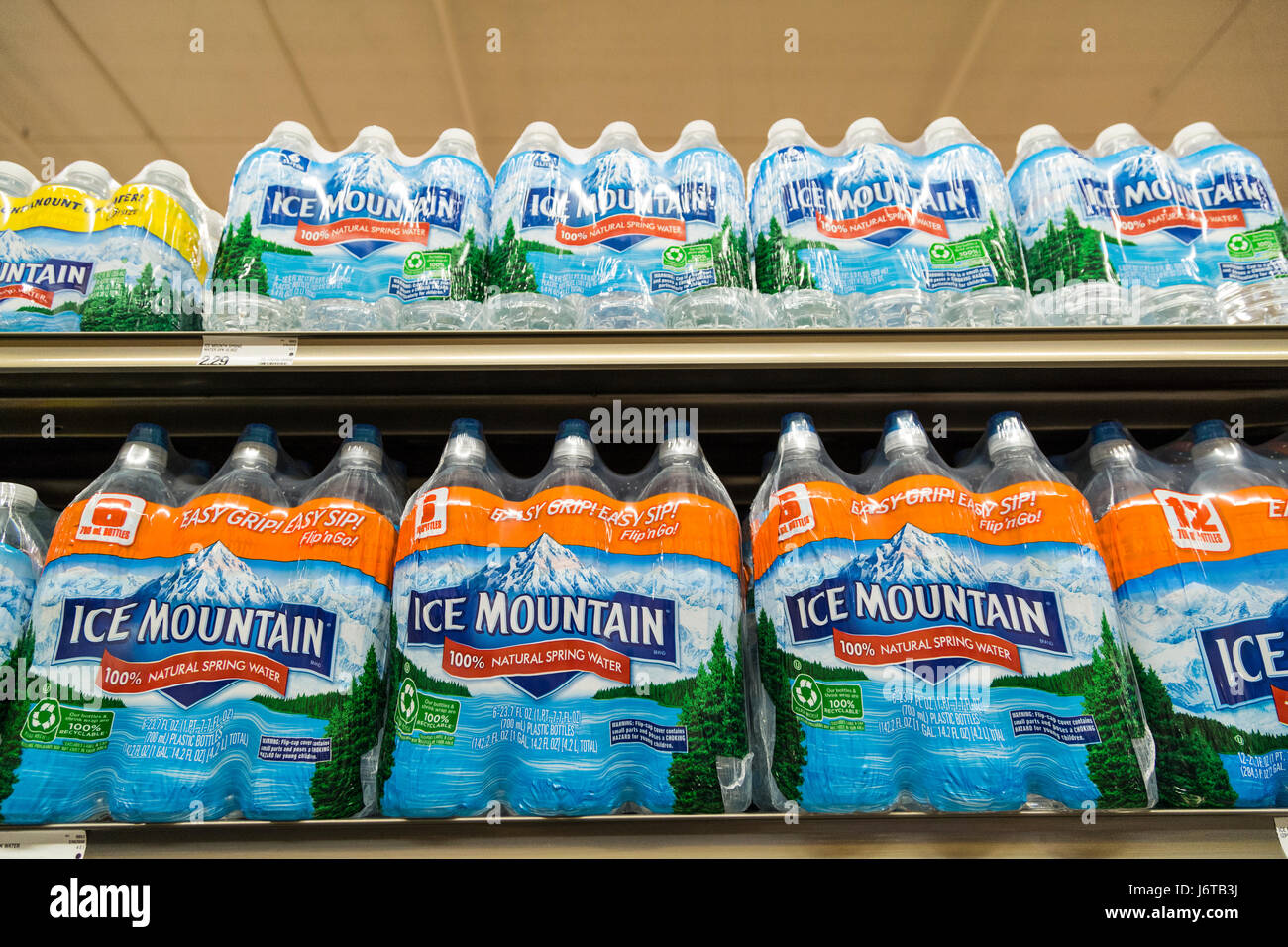 Pakete von Ice Mountain Marke Wasserflaschen sitzen in den Regalen der ein Lebensmittelgeschäft Stockfoto