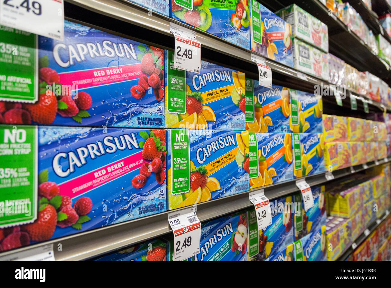 Boxen von Capri Sonne Fruchtsaftgetränk auf ein Lebensmittelgeschäft Regal Stockfoto