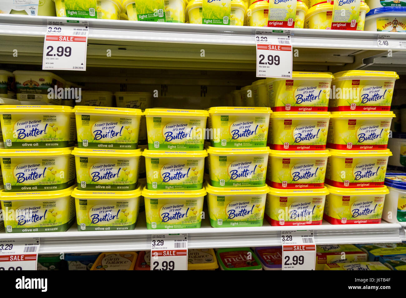 Wannen von Ich kann nicht sein nicht Butter Marke nicht Milchstreichfett Glauben im Kühlschrank" ein Lebensmittelgeschäft Stockfoto