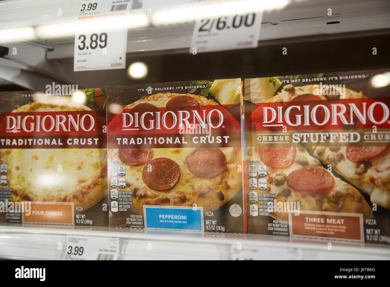 Eine Anzeige der DiGiorno Tiefkühlpizzen in einem Glas Gefrierschrank Fall im Lebensmittelgeschäft Stockfoto