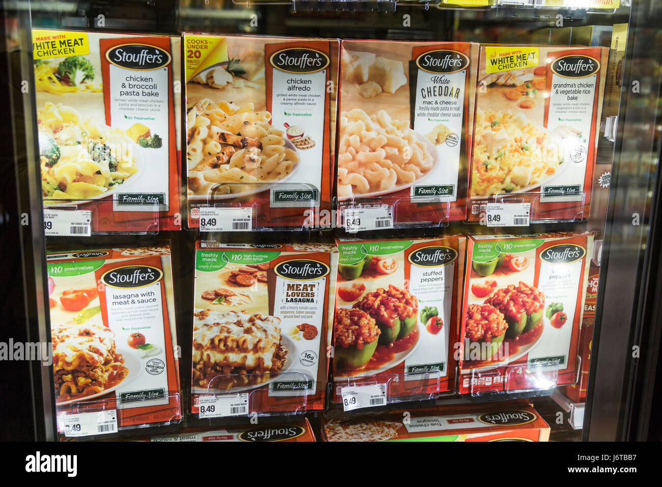 Boxen von Stouffer's Frozen Dinners in den Gefrierschrank bei einem Lebensmittelgeschäft Stockfoto