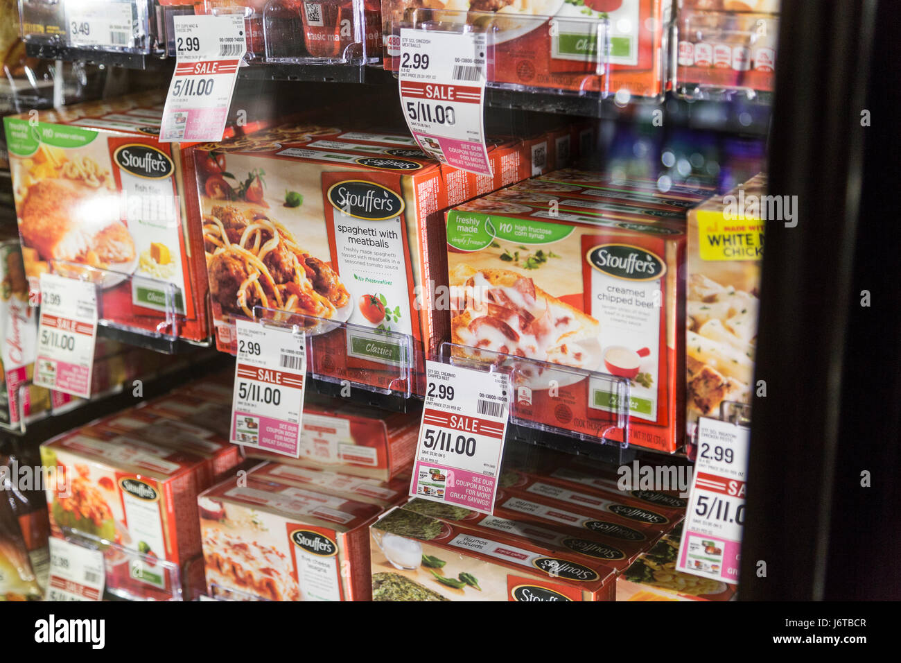 Boxen von Stouffer's Frozen Dinners in den Gefrierschrank bei einem Lebensmittelgeschäft Stockfoto