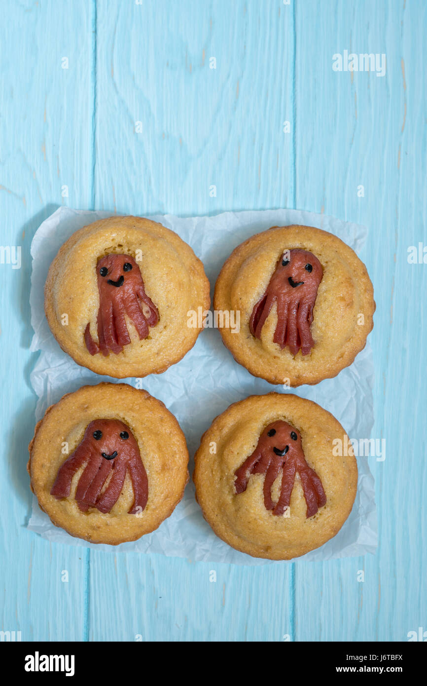 Kind lustig Essen. Maisbrot-Mais-Hunde-Muffins mit niedlichen Oktopus Wurst snack Stockfoto