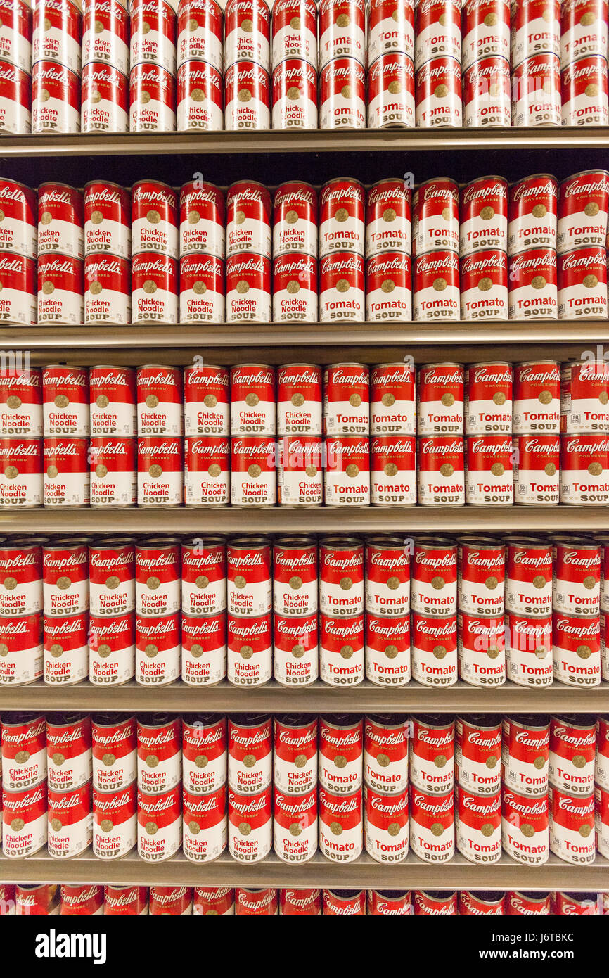 eine Anzeige der Cambells Tomato Soup Cans auf dem Display in den Regalen ein Lebensmittelgeschäft Stockfoto