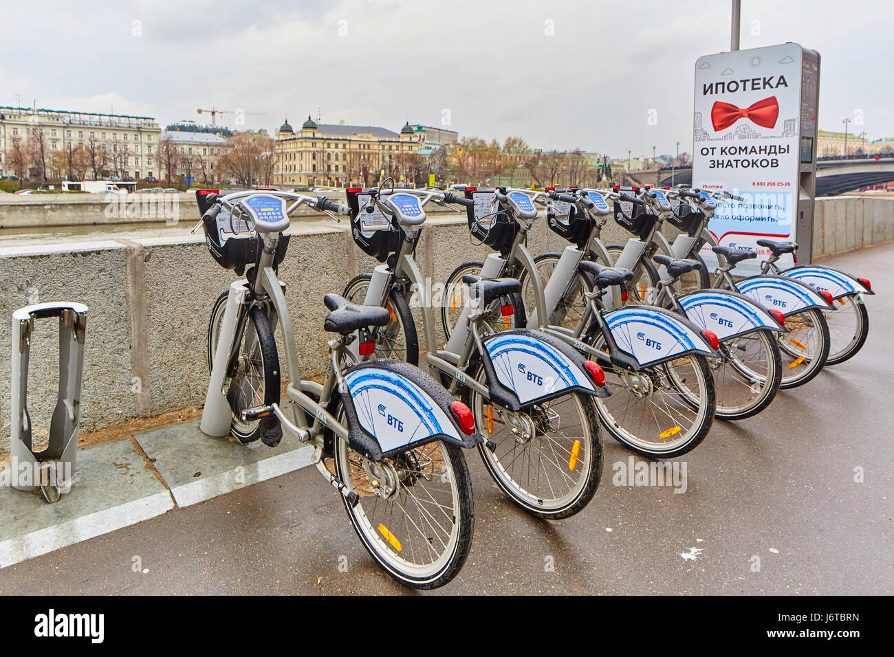 Moskau - 10.04.2017: Stadt-Fahrrad-Parkplatz in der Nähe des Flusses, Moskau Stockfoto